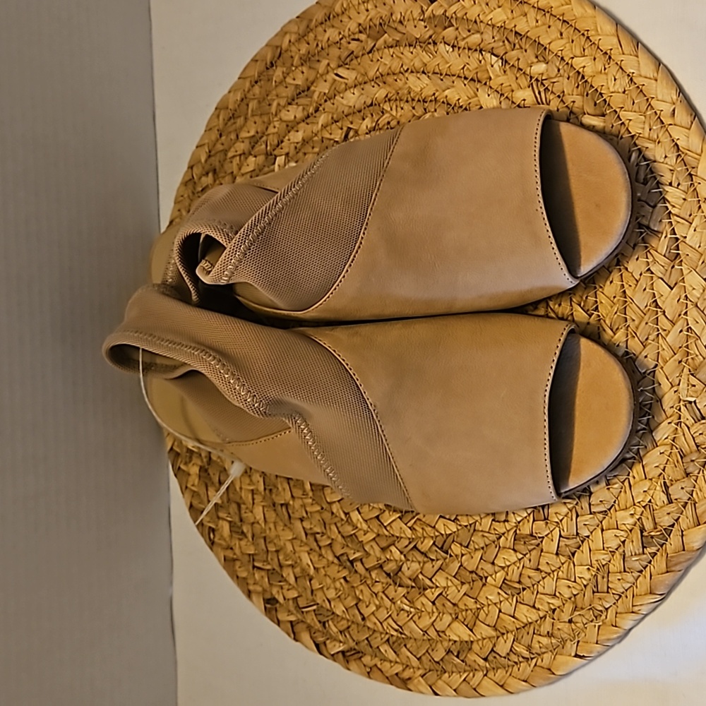 Eileen Fisher | NWOT Nude Tan Women's Luca Mesh Criss Cross Strap Sandal Sz 8.5